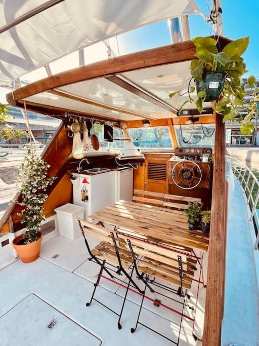 Hotel Vintage Classic 70S Boat! Sant Adria de Besos Exterior foto