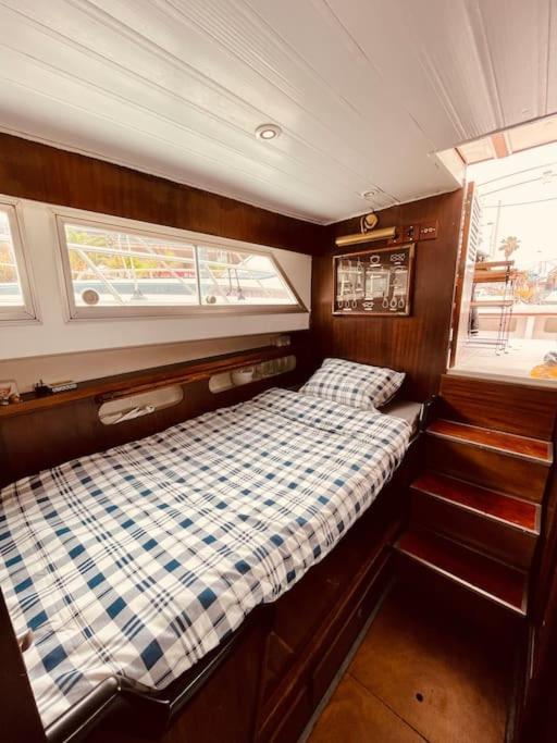 Hotel Vintage Classic 70S Boat! Sant Adria de Besos Exterior foto