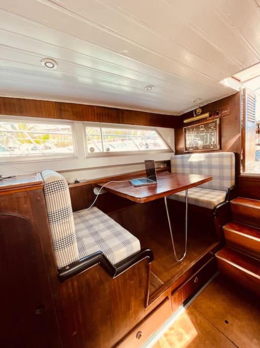 Hotel Vintage Classic 70S Boat! Sant Adria de Besos Exterior foto